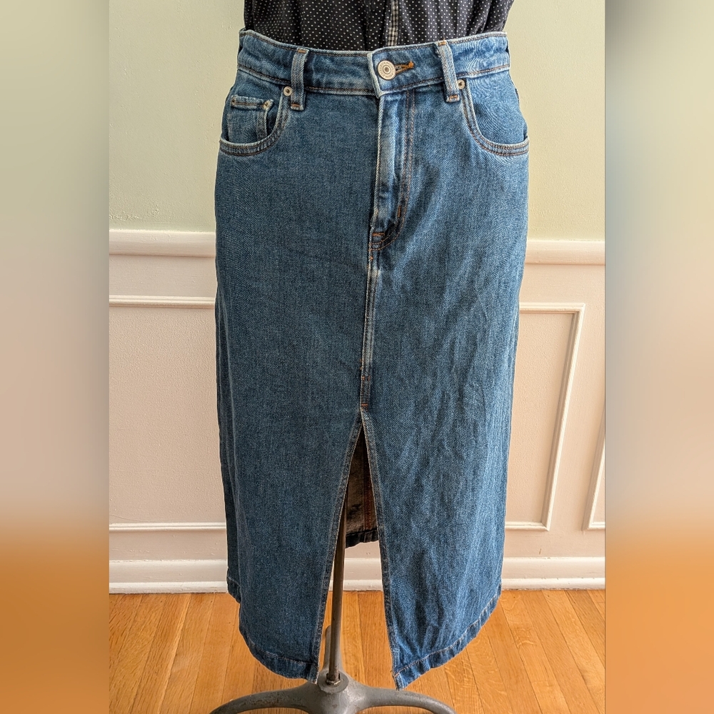 Steve Madden Denim Midi Skirt with Front Slit. Medium Wash. Size Small